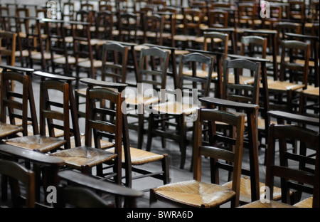 Stuhlreihen hölzerne Kirche in Saint-Front-Kathedrale, Perigueux, Dordogne, Aquitaine, Frankreich Stockfoto