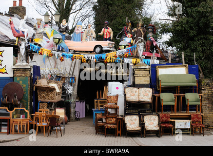 Aladins Höhle Junk-e-Shop und Rekultivierung Hof und gebrauchte Möbel Shop, Lewisham Weg, London Stockfoto