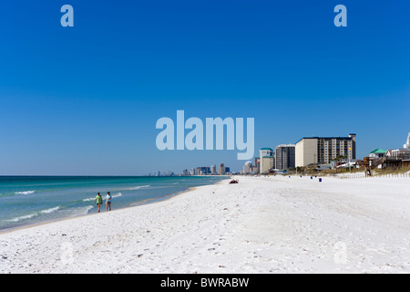 Paar zu Fuß entlang der Küste am östlichen Ende von Panama City Beach, Golfküste, Florida, USA Stockfoto