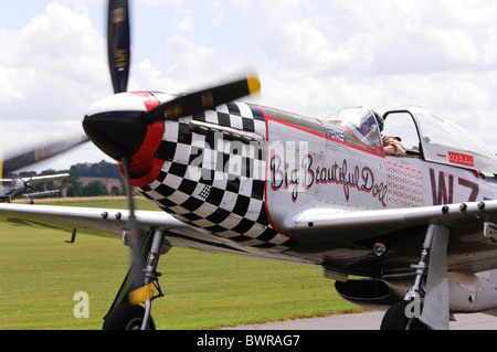North American P - 51D Mustang des Rollens bei Duxford Flying Legends Airshow Stockfoto