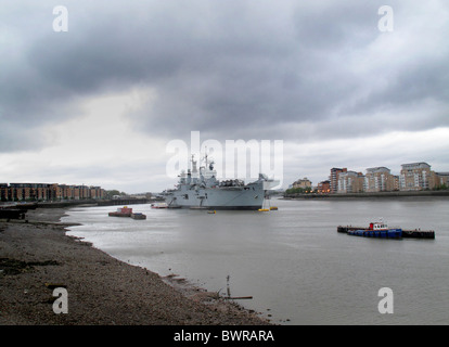HMS Illustrious vor Anker im Fluß Themse Stockfoto