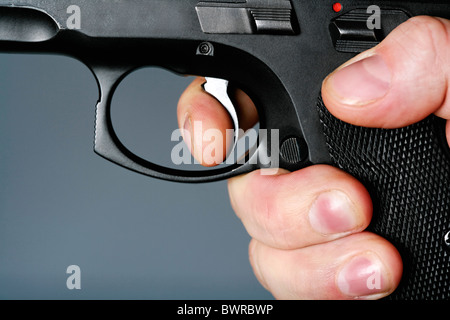 9 mm 9mm Person Erwachsene Erwachsene Assassin Nahaufnahme Gefahr gefährlich Detail Finger Finger Schusswaffe Schusswaffen g Stockfoto