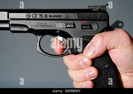 9 mm 9mm Person Erwachsene Erwachsene Assassin Nahaufnahme Gefahr gefährlich Detail Finger Finger Schusswaffe Schusswaffen g Stockfoto