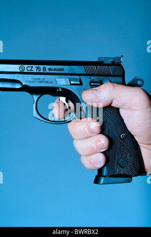 9 mm 9mm Person Erwachsene Erwachsene Assassin Nahaufnahme Gefahr gefährlich Detail Finger Finger Schusswaffe Schusswaffen g Stockfoto