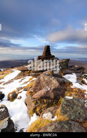 Gipfel Cairn trigonometrischen Punkt auf Beinn Alligin, Torridon, Wester Ross, Tom Na Gruagaich, Schottisches Hochland Stockfoto