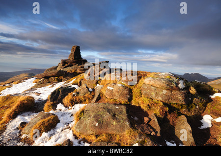 Gipfel Cairn trigonometrischen Punkt auf Beinn Alligin, Torridon, Wester Ross, Tom Na Gruagaich, Schottisches Hochland Stockfoto