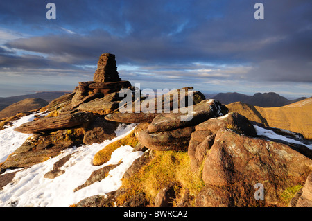 Gipfel Cairn trigonometrischen Punkt auf Beinn Alligin, Torridon, Wester Ross, Tom Na Gruagaich, Schottisches Hochland Stockfoto