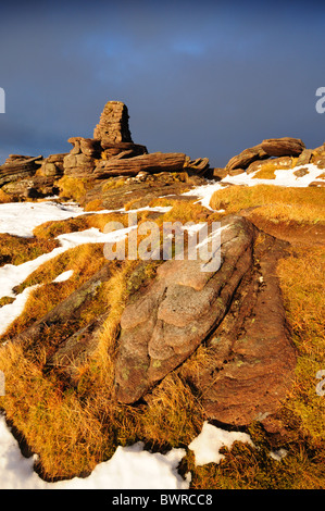 Gipfel Cairn trigonometrischen Punkt auf Beinn Alligin, Torridon, Wester Ross, Tom Na Gruagaich, Schottisches Hochland Stockfoto