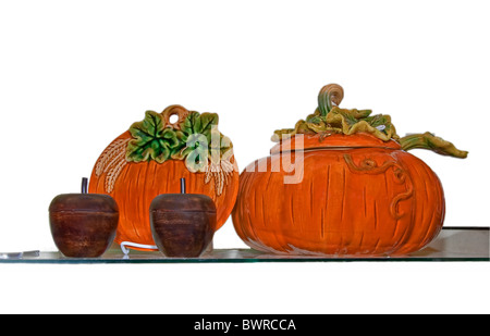 Dieses Bild ist ein Herbst- und Erntedankfest Glas Kürbis Terrine Suppenschüssel mit Deckel und passenden Platte, isoliert auf weiss. Stockfoto