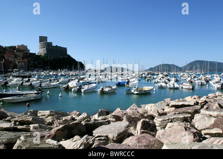 Lerici Hafen Burg Dorf Ligurien Italien Ansicht Touristenziel Reiseführer Riviera Versilia Bucht Schiffe Golf Meer Seestück Stockfoto