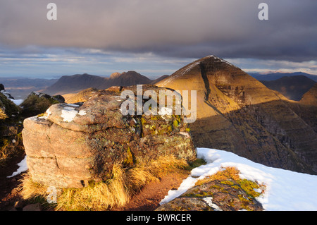 Dramatisches Licht auf Sgurr Mor, Beinn Alligin. Aufgenommen vom Gipfel des Tom Na Gruagaich, Torridon, Wester Ross, Schottisches Hochland Stockfoto