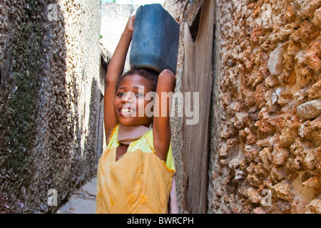 Junges Mädchen, Pate Stadt, Insel Pate in der Nähe von Insel Lamu, Kenia Stockfoto