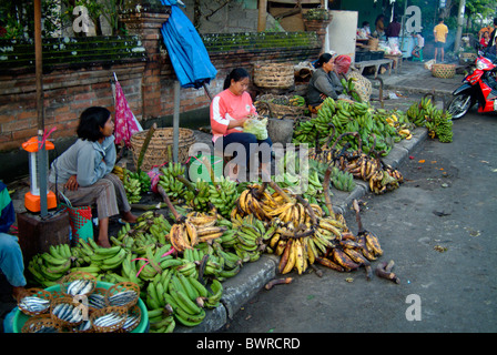 In den frühen Morgenstunden verkaufen die Markt-Damen in Bali, Indonesien, ihre frische Lebensmittel, Süßwaren, Fisch und Blumen. Stockfoto