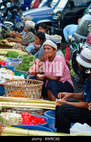 In den frühen Morgenstunden verkaufen die Markt-Damen in Bali, Indonesien, ihre frische Lebensmittel, Süßwaren, Fisch und Blumen. Stockfoto