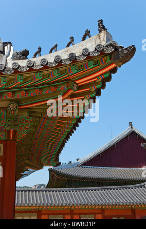 Dach-Detail des Gangnyeongjeon, des Königs Wohnbereich im Gyeongbokgung Palace Seoul in Südkorea. JMH3917 Stockfoto