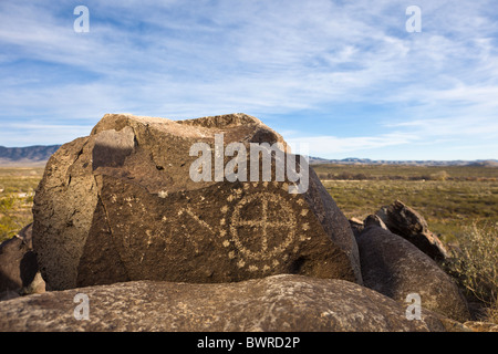 Petroglyph mit Kreis und Punkt-Motiv vom Stamm Jornada Mogollon am Three Rivers Petroglyph Site, New Mexico USA gemacht. Stockfoto