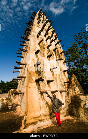 Eine lokale tatenlos der großen Moschee in Bobo-Dioulasso. Stockfoto