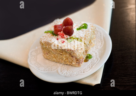 Napoleon-Torte mit drei Erdbeeren auf Top und grüne Gelee Stockfoto