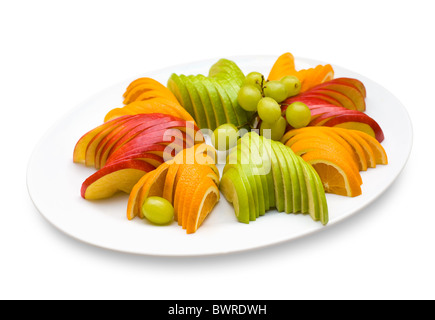 in Scheiben geschnittenen Äpfel und Orangen mit Trauben, flachen DOF, Clipping-Pfad Stockfoto