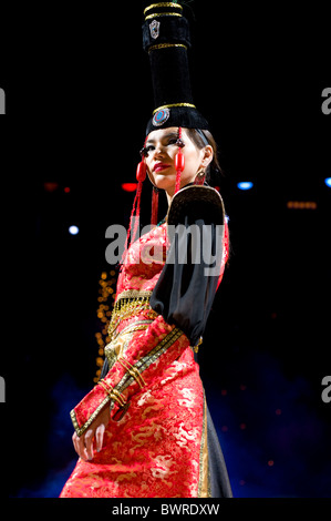 ULAN-UDE, Russland - 29 Oktober: Eine asiatische Modell zeigt eine Kleid im Ethno-Stil auf die internationale asiatische Mode Festival o Stockfoto