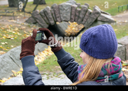 Eine Mädchen mit einer Kamera in einem Park zieht Herbstlandschaft Stockfoto