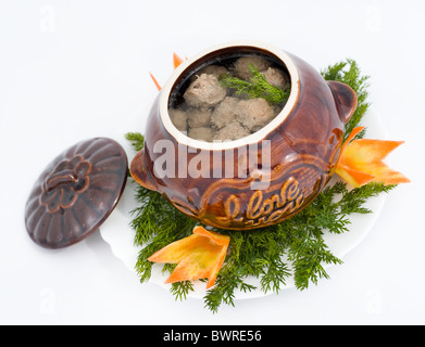 Fleischbällchen in Brühe in einem Tontopf Stockfoto