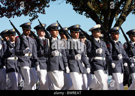 St. Johns militärische Studenten marschieren in der Veteranen-Parade Milwaukee Wisconsin Stockfoto