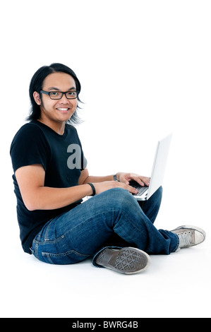 Hübscher junger Mann am Boden mit einem laptop Stockfoto