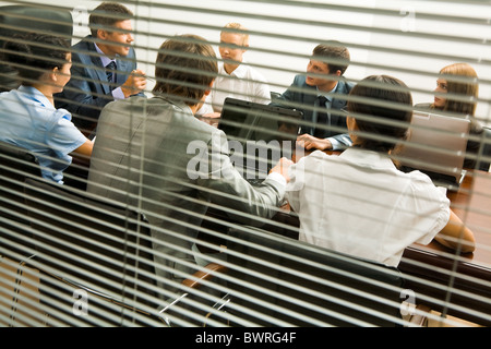 Ansicht von hinten Jalousie Mitarbeiter Interaktion bei Arbeitstreffen Stockfoto