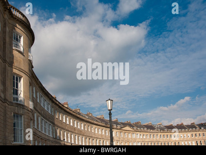 Bath, Avon, England. Lansdown Halbmond der berühmten georgischen Regency Stil Terrasse Häuserreihe in der englischen Stadt Whirlpool Stockfoto