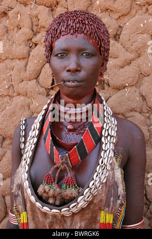 Hamer Stamm Frau trägt traditionelle Perlen, Turmi, Omo-Tal, Äthiopien Stockfoto