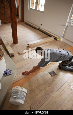 Schweiz Europa Indoor innen Hartholz Stock hölzerner Bodenbelag Holz Arbeiter arbeiten Arbeit alte Haus flache ro