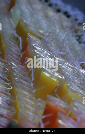 Eine Anzeige von Fruchtsäften zum Verkauf im Borough Market, London Bridge, England Stockfoto