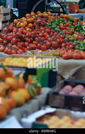 Lebensmittel zum Verkauf im Borough Market, London Bridge, England, mit Schwerpunkt auf eine Darstellung der verschiedenen Arten von Tomaten Stockfoto