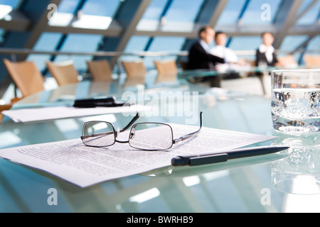 Bild von mehreren Objekten liegen auf dem Tisch im Konferenzraum Stockfoto