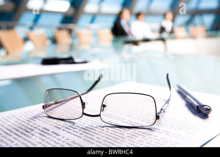 Bild von mehreren Objekten liegen auf dem Tisch im Konferenzraum Stockfoto