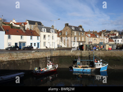 Pittenweem Hafen mit Fischerboot bei Ebbe Fife Schottland November 2010 Stockfoto