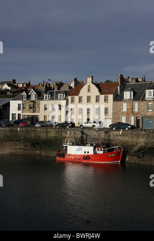 Pittenweem Hafen mit Fischerboot bei Ebbe Fife Schottland November 2010 Stockfoto