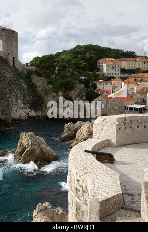 Aufrechte Blick entlang der Mauern der Altstadt von Dubrovnik, Festung Lovrijenac Stockfoto