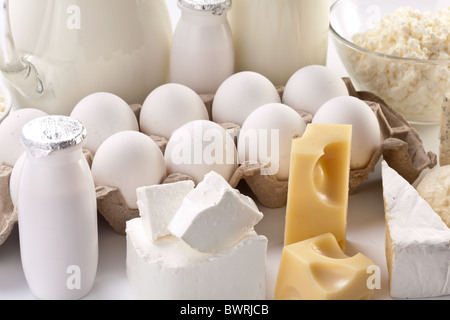 Protein-Produkte: Käse, Sahne, Milch, Eiern. Auf einem weißen Hintergrund. Stockfoto