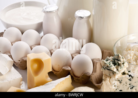 Protein-Produkte: Käse, Sahne, Milch, Eiern. Auf einem weißen Hintergrund. Stockfoto