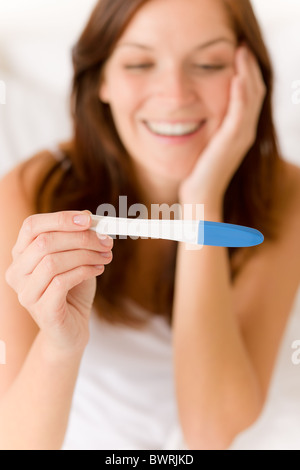 Schwangerschaftstest - glücklich überrascht Frau, positives Ergebnis Stockfoto