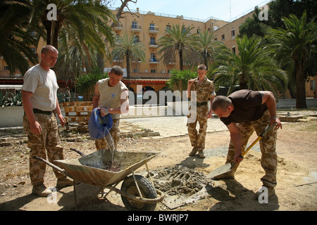 Britische UN-Soldaten bei Reparaturarbeiten, Nicosia, Zypern Stockfoto