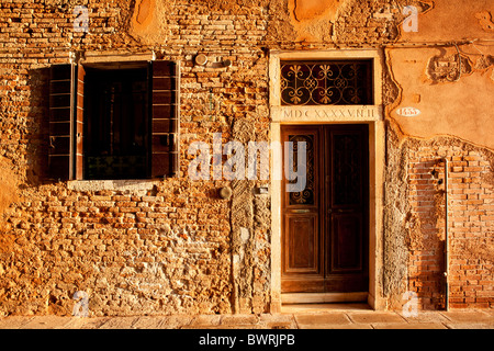 Ein Fenster und die Tür in die Calle de le Colonne in Castello Bezirk von Venedig. Stockfoto