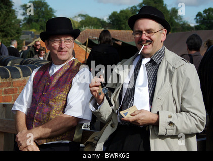 Zwei Re-enactment verkleidet als Spivs an einem 40er Veranstaltung in Stoke Bruerne, Northamptonshire, UK Stockfoto