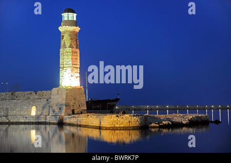 Leuchtturm in der Nacht im Hafen von Rethymnon, Crete Stockfoto