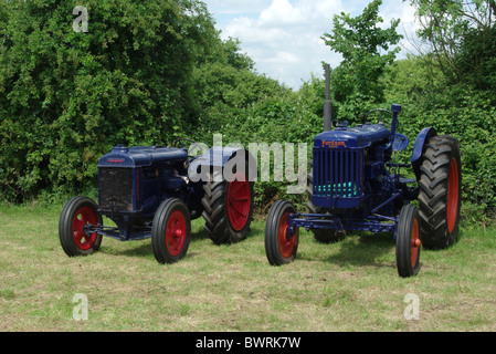 Zwei Fordson Traktoren an einem Oldtimer Transport-Tag in Yardley Hastings, Northamptonshire, UK Stockfoto