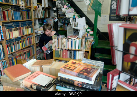 Second-Hand Buchladen-Besitzer bei der Arbeit in Falmouth, Cornwall Stockfoto