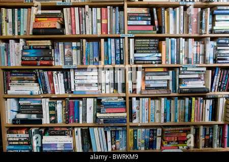 Bücherregale in einem Antiquariat Stockfoto