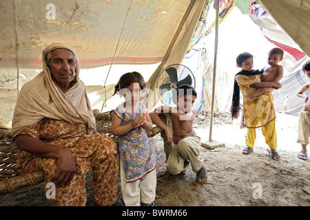 Mutter mit ihren Kindern in einem Flüchtlingslager nach der Flutkatastrophe, Charsadda, Pakistan Stockfoto